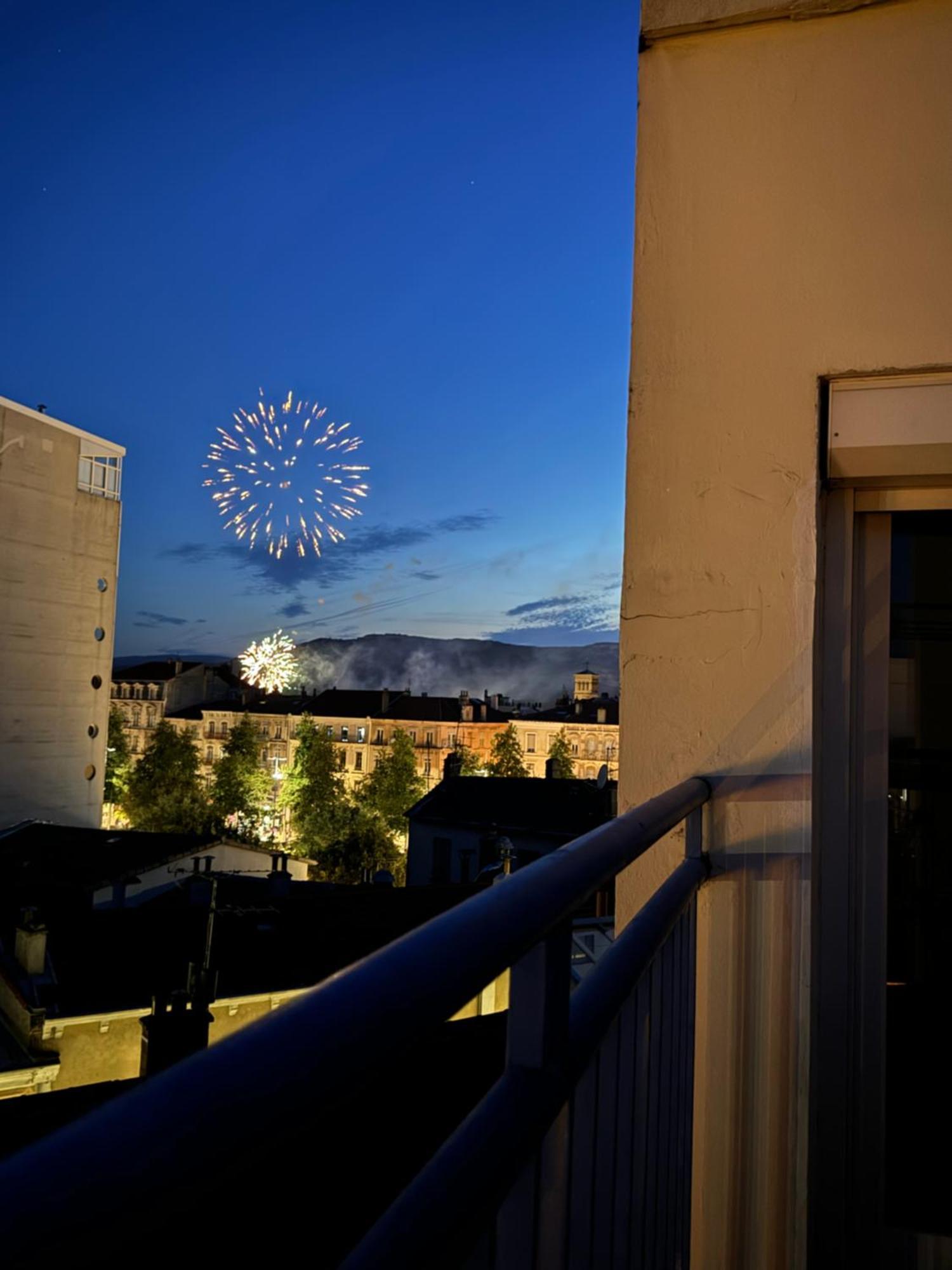 Appartement Terrasse Au Coeur De Valence 54 Exterior photo